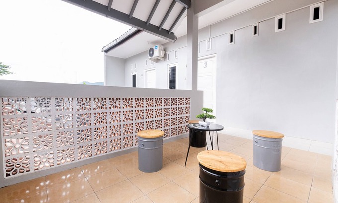 Banjarasri Hotel | Super OYO 2727 Nareswari Guest House Syariah
