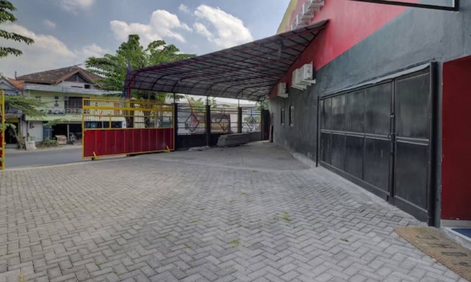 Suko Manunggal Hotel | Super OYO Capital O 3198 Sukomanunggal Inn