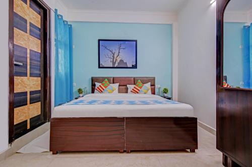 Sainik Farm Hotel | Super OYO Townhouse Saket Residency 1 Delhi