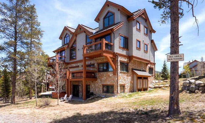 Four O'Clock House | Super Ski Pad - Ski in, Ski Out, Walk to Town.