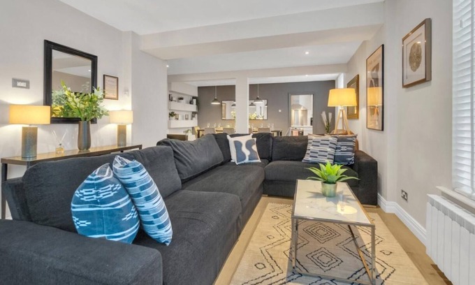 Montpelier Apartment | Super Smart Central Brighton Town House | By My Getaways