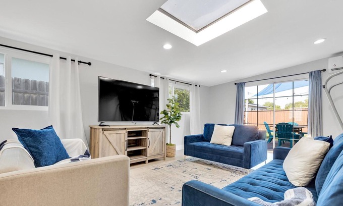Lincoln Acres House | Super Spacious Home- 5 minute drive to beach