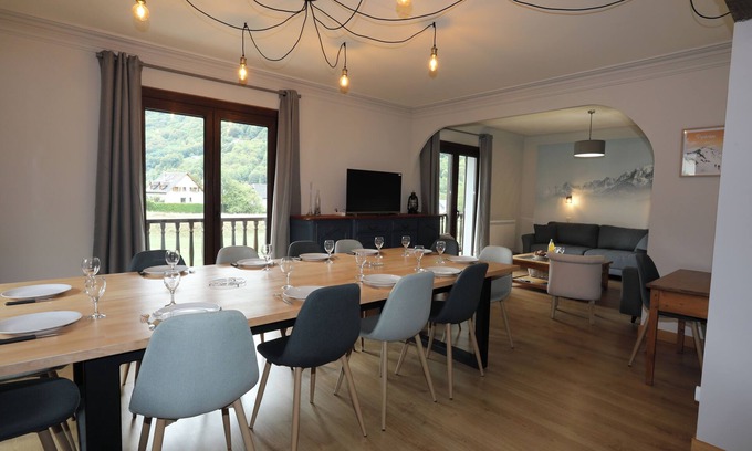 Luz-Saint-Sauveur Apartment | Superb 12-15 person apartment with garden