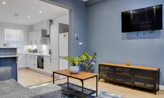 Birkenhead House | Superb 2 bedroom house - minutes to City Centre