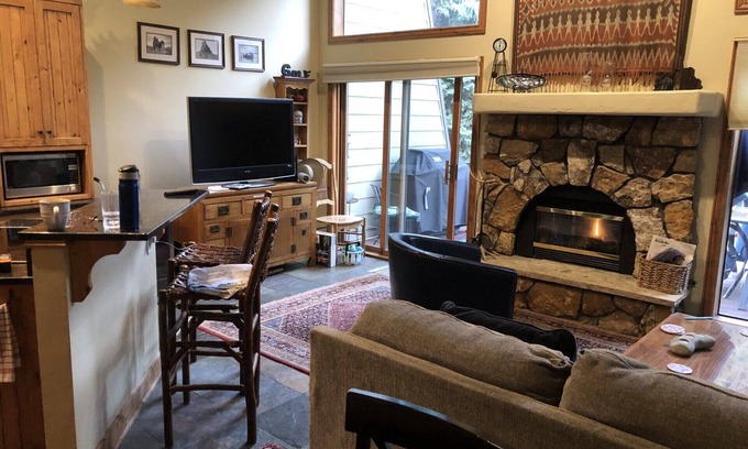 Vail House | Superb 3 BR Townhome on the Creek at Casa Del Sol by Free Bus Line to Slopes