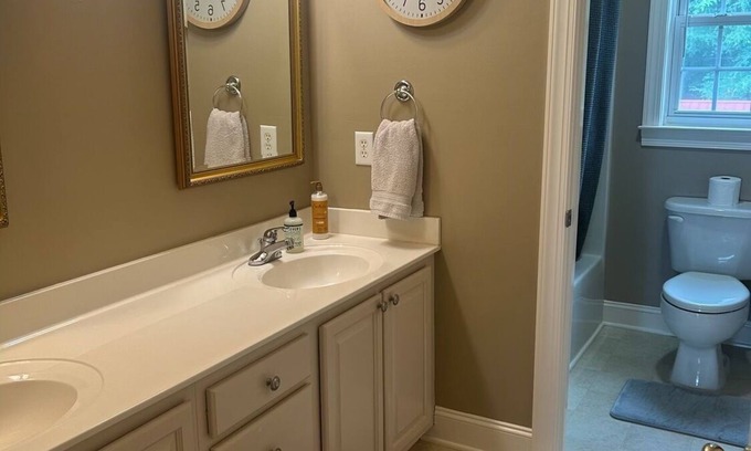 Salisbury House | Superb 4-bedroom house with AC, full kitchen, laundry in Salisbury