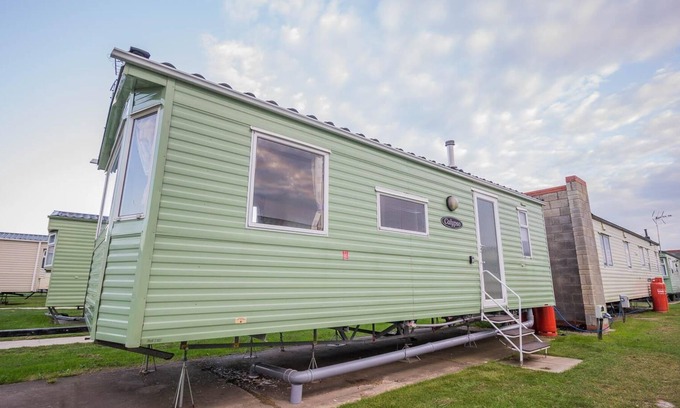 Walton on the Naze House | Superb 6 berth caravan at Naze Marine Holiday Park in Essex ref 17104P