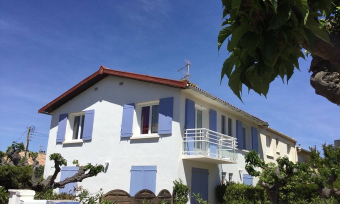 Portiragnes-Plage Apartment | Superb apartment in villa open view south 200 meters from the beach!