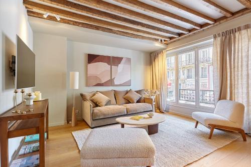 Sorbonne Apartment | Superb apartment Notre Dame De Paris by Studioprestige