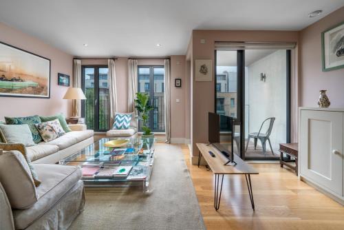 Golborne Apartment | Superb artist flat with free parking by Portobello
