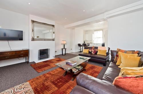 Askew Apartment | Superb bright Contemporary Apartment