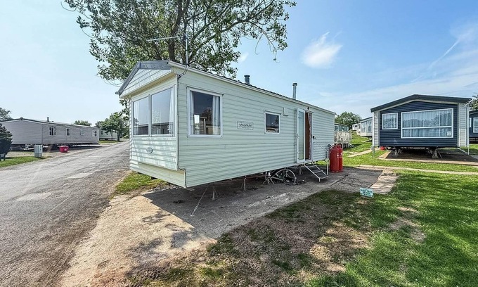 Winestead House | Superb caravan with free WiFi at Sand le Mere Park, Yorkshire ref 71020S