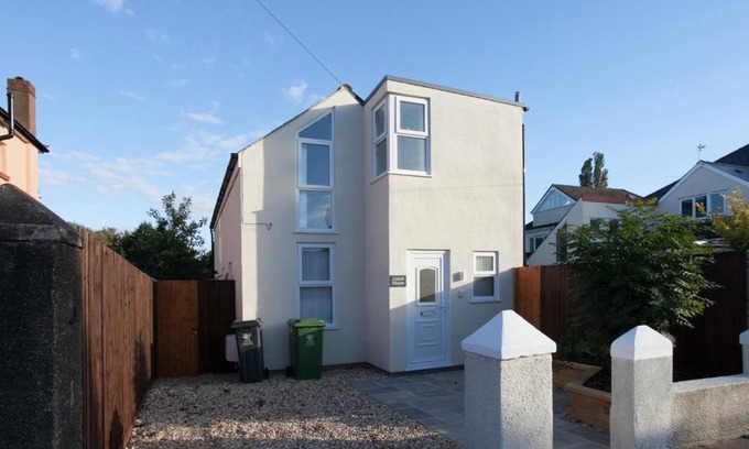 Llandaff Apartment | Superb Detached Coach House in Peaceful Location!