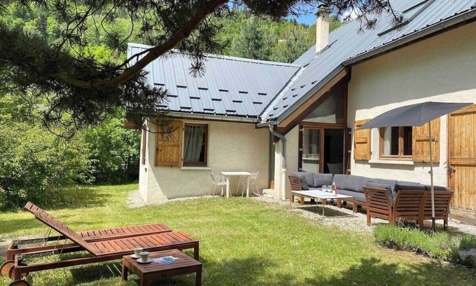 Allemond Villa | SUPERB HOUSE, GREAT LOCATION - SLEEPS 10