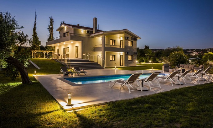 Svoronata Villa | SUPERB LOCATION Luxury 5 bed villa, pool, sea view, beach/restaurants close by