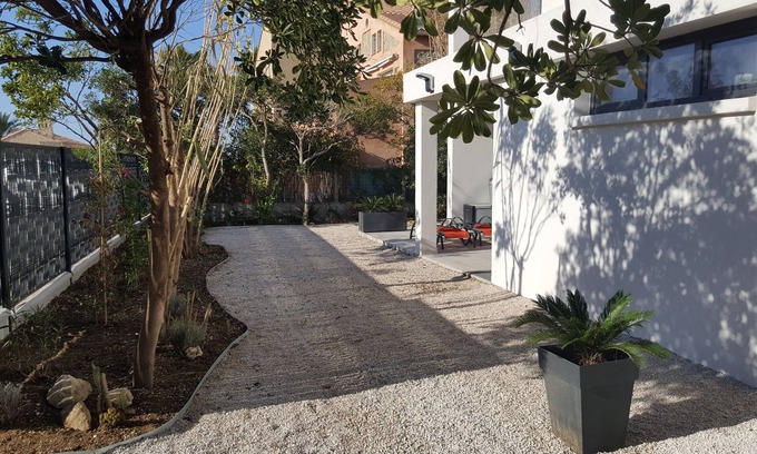 Le Brusc Apartment | Superb low-rise villa on garden level in Six Fours, Le Brusc, within walking distance of.