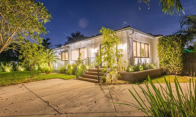 Miami Shores Villa | Superb Modern Villa w/Mini Golf+ Heated Pool+BBQ Grill