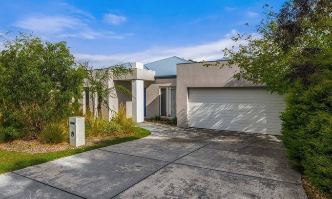 Inverloch House | Superb Quiet Court Location Family Friendly Retreat in a Prime Location