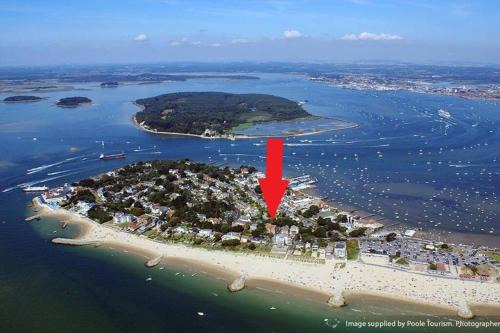 Sandbanks Apartment | Superb Sandbanks Apartment near Beach and Bars with Free Parking