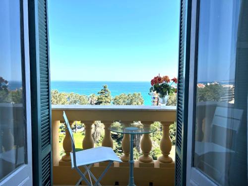 Menton Apartment | Superbe appartement de 100m2 face à la mer Dans un ancien palace