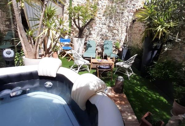 Peret Villa | Superbe maison de village, terrasse tropézienne et son jacuzzi