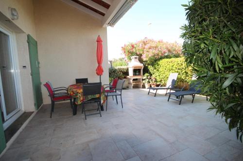 Portiragnes Villa | Superbe villa climatisée, vue réserve naturelle, 7 couchages 3 chambres belle terrasse piscine commune parking dans résidence sécurisée 200m de la plage LRMA52