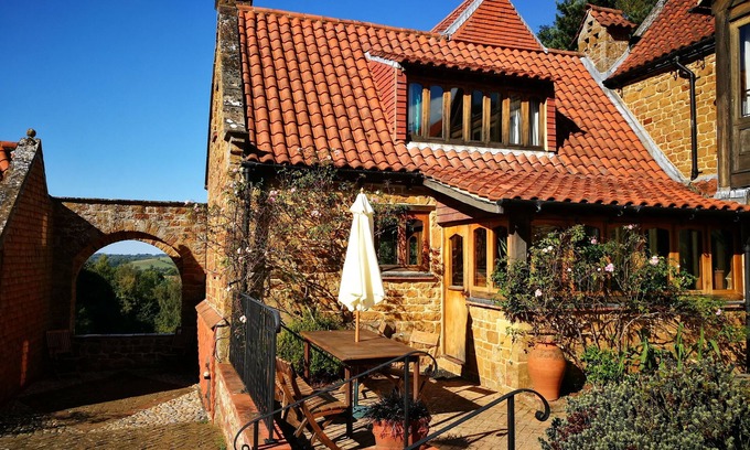 Sibford Gower Cottage | Superior crafted cottage in Oxfordshire Cotswolds, near Great Tew