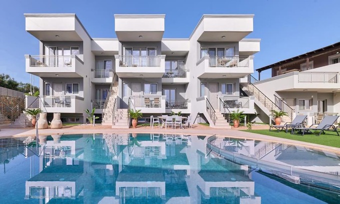 Stavromenos Apartment | Superior family apartment w/pool dining area