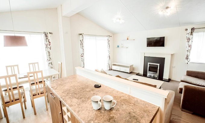 Bridlington Cottage | Superior Lodge - L5 - a superior lodge 2 that sleeps 6 guests in 3 bedrooms