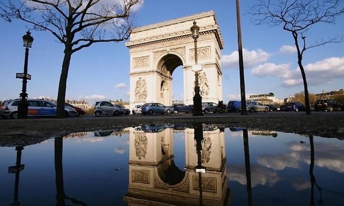 Champs-Elysees Apartment | Superior Room With Aircon In Champs Elysees