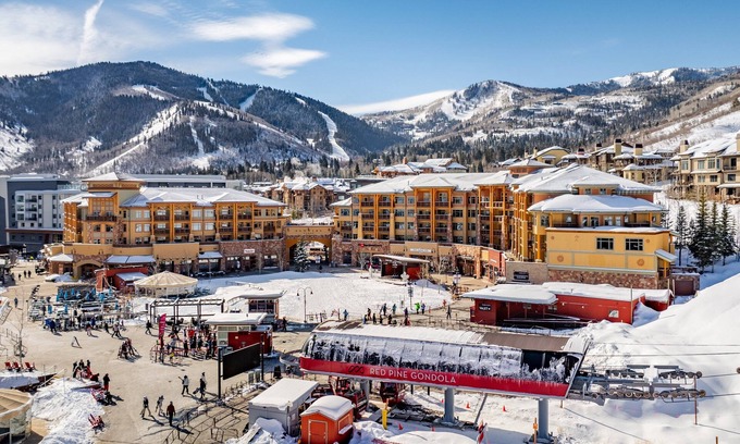 Park City Condo | Superior Ski In Ski Out w/Direct Views of Slopes & Gondola Pool Conde Nast Forbes Award Winner B422