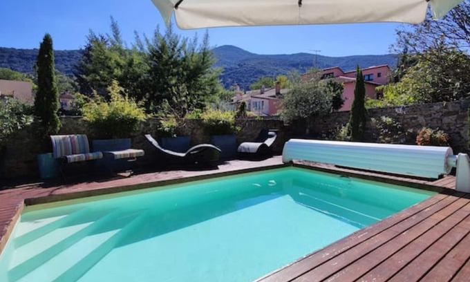Ceret House | Superlative old town property with pool & bar room