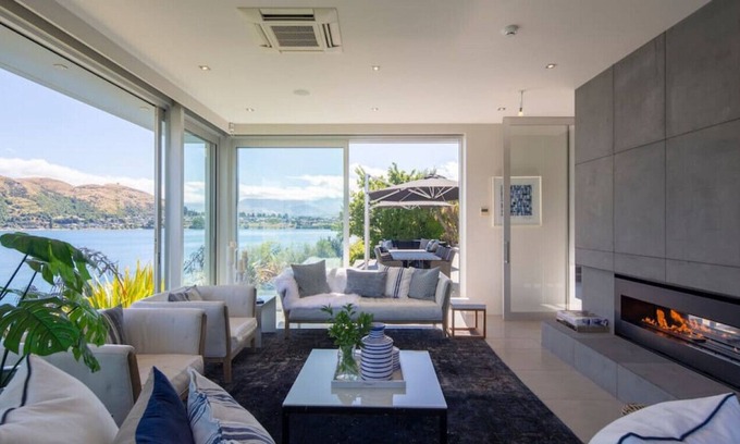 Kelvin Heights Villa | Supreme Lakefront - private lakefront villa