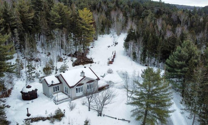 Chertsey Ski Chalet | Sur la Colline | spa | dogfriendly