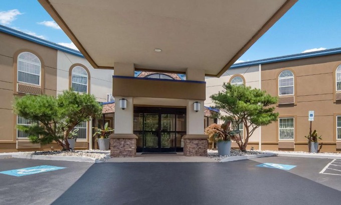 Elizabethtown Hotel | SureStay Plus Hotel by Best Western Elizabethtown Hershey