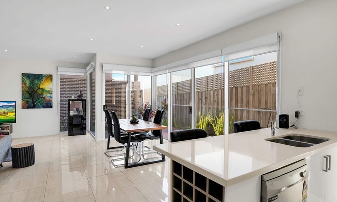 Warrnambool House | Surf Villa - Situated just down from Warrnambool's famous Thunder Point