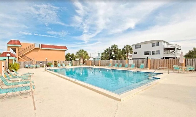 Crescent Beach Condo | Surfer's Beach Retreat at Pelican Inlet-Cozy Casual Beach Condo w/King Bd & Pool