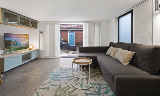 Coogee Apartment | Surfie Pad 10 min walk to Beach and Dining