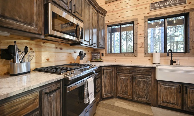 Broken Bow Cabin | Surfing Sunsets - Fenced Back Yard, Perfect for Families Traveling with Pets!