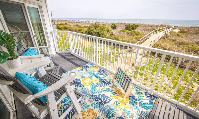 Carolina Beach Condo | Surf’Inn-Beachfront Condo with Pool