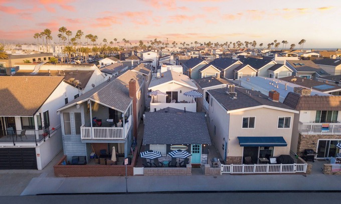 West Newport Apartment | Surfrider I by AvantStay | Walk to the Beach + Patio