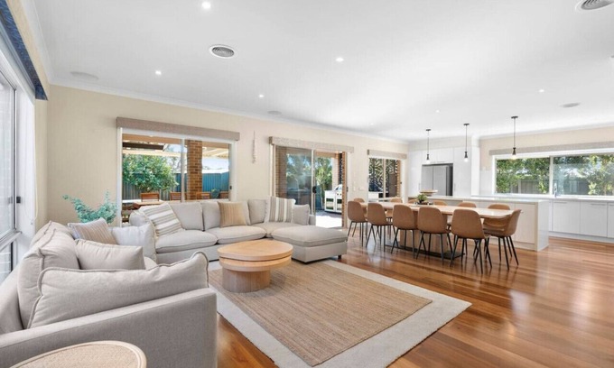 Ocean Grove House | Surfside Haven - 100m to beach - sleeps 12!