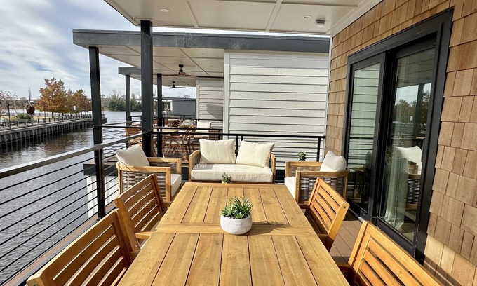 Downtown Wilmington Apartment | Surfside @ The Cove Riverwalk Villas