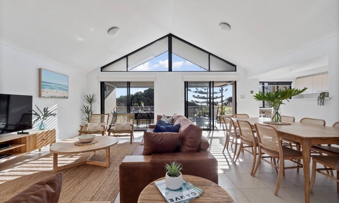 Yallingup House | Surfside Villa: Yallingup Beach Group Getaway