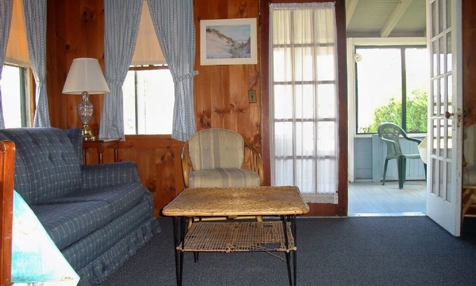 Rye Cabin | Surfview House: Quiet Seasonal Cottage - Jenness Beach in Rye, NH