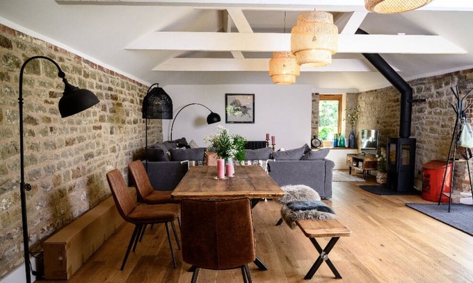 Battle House | Sussex barn with games room, hot tub and natural swimming pond.