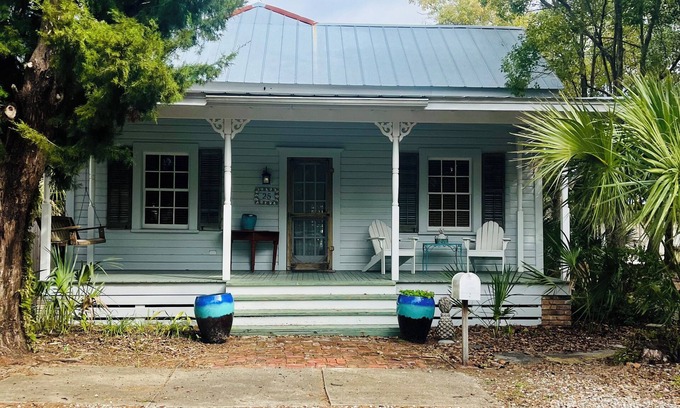 Historic Downtown Apalachicola Cottage | Sutton Place: Downtown Apalachicola Cottage