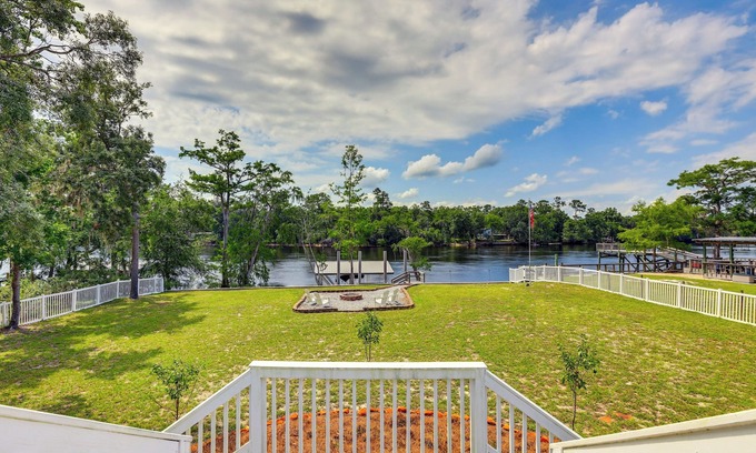 Fanning Springs House | Suwannee River Retreat: Dock & Screened Porch!
