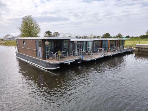 Klaipeda District Municipality Boat Rental | Svencele Boats namas-laivas su sauna reikalingos laivavedžio teisės