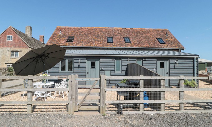 South Leigh House | SWALLOWS, 1 THE OLD STABLES, pet friendly, with a garden in Witney